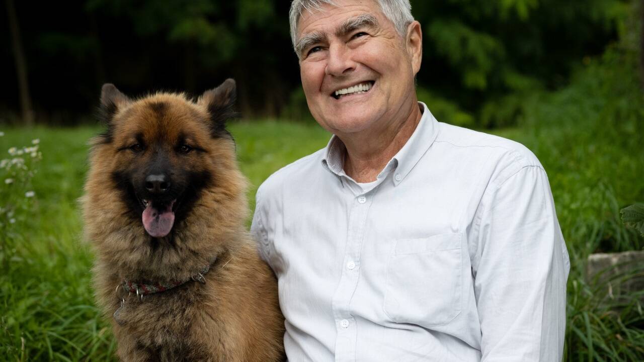 Kurt Kotrschal ist ein renommierter Verhaltensforscher. Er ist emeritierter Professor an der Universität Wien, war Nachfolger von Konrad Lorenz am gleichnamigen Forschungsinstitut, Mitbegründer des Wolf-Science-Centers Ernstbrunn. Neben der Wissenschaft ist er stark im Artenschutz engagiert.  