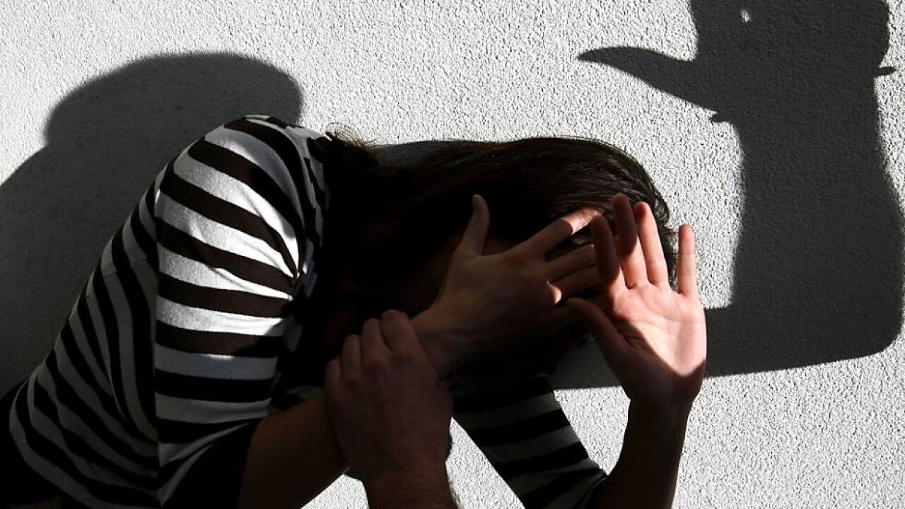 Das Thema Gewaltschutz wird von der Polizei und den Gerichten in Österreich sehr ernst genommen. Jedes Jahr gibt es inzwischen mehr als 15.000 Anzeigen (gestellte Aufnahme). Das Thema Gewaltschutz wird von der Polizei und den Gerichten in Österreich sehr ernst genommen. Jedes Jahr gibt es inzwischen mehr als 15.000 Anzeigen (gestellte Aufnahme).