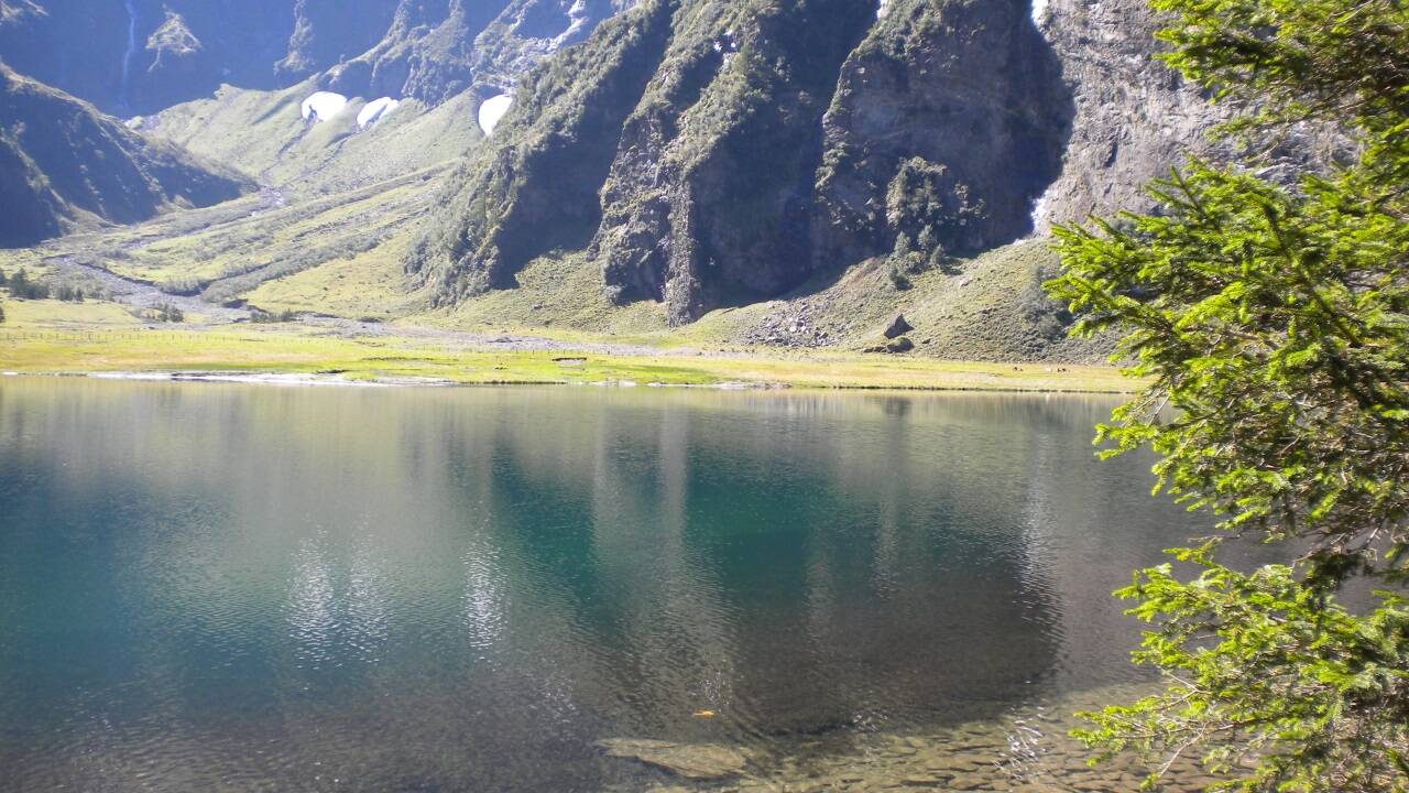 Der Hintersee im Felbertal bei Mittersill. Die Wiesen im Hintergrund würden bei Hochwasser einige Tage unter Wasser stehen. Zum Teil war das bisher schon der Fall, zum Beispiel 2021.  