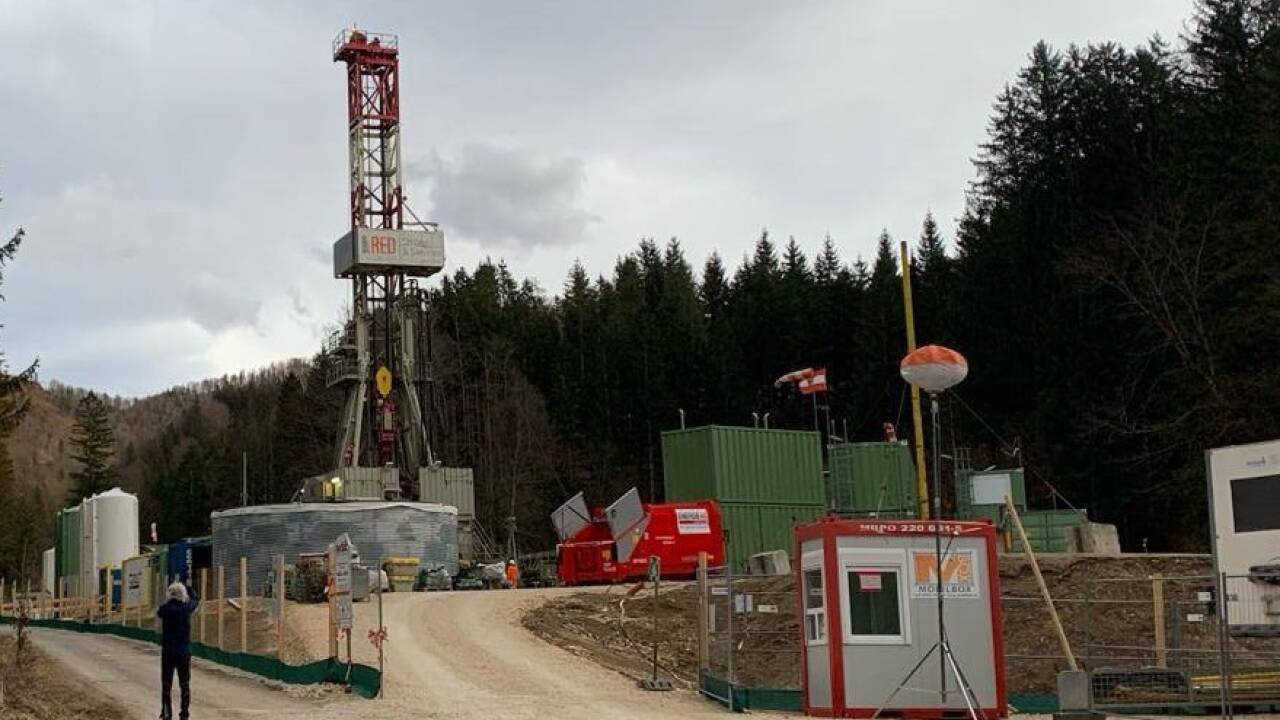 Dieser in einer ökologisch besonders sensiblen Zone errichtete Bohrturm wurde am Mittwochnachmittag abgebaut und abtransportiert. Dieser in einer ökologisch besonders sensiblen Zone errichtete Bohrturm wurde am Mittwochnachmittag abgebaut und abtransportiert.