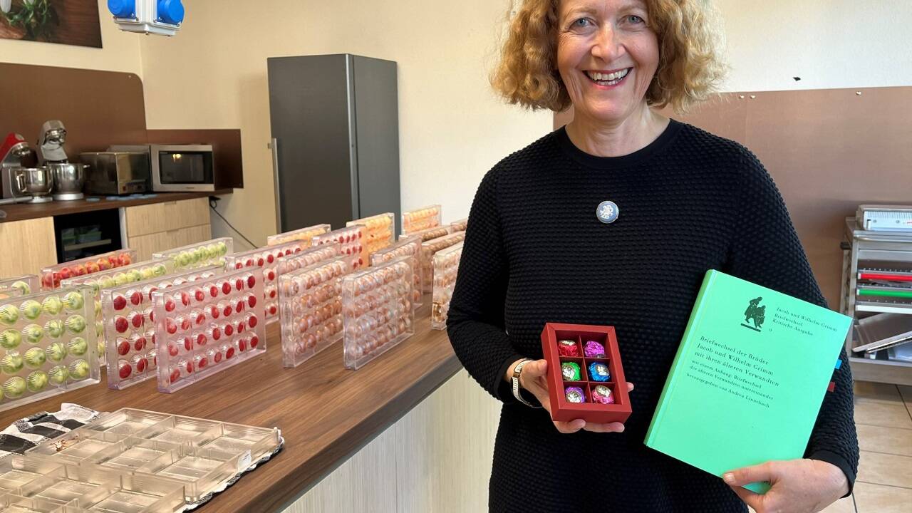 Machte eine Entdeckung: Andrea Linnebach-Wegner mit der Edition des Briefwechsels und Schokoladen-Kugeln nach dem Gothaer Rezept.  