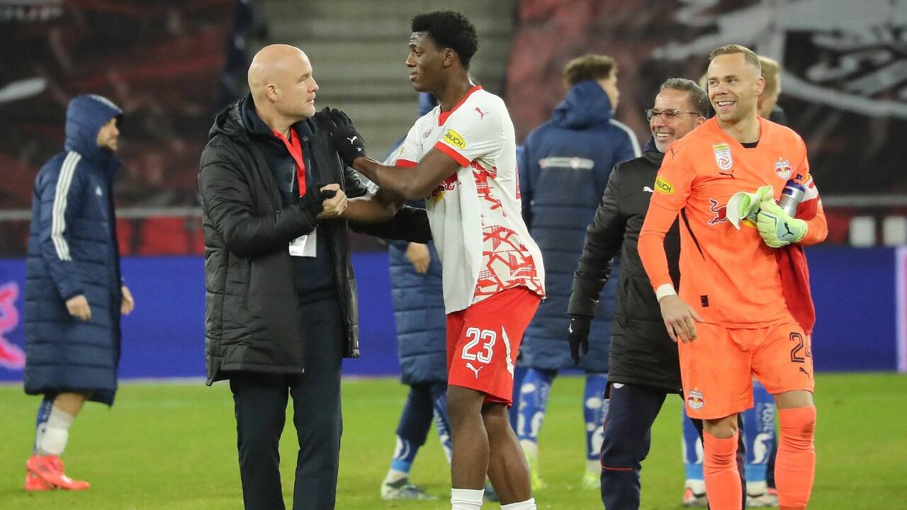 Sportvorstand Rouven Schröder mit Toptalent Joane Gadou.  Sportvorstand Rouven Schröder mit Toptalent Joane Gadou.