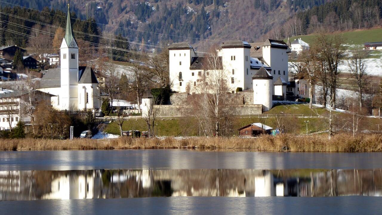 Das Schloss Goldegg ist der Anfangs- und Endpunkt der Rundwanderung. 