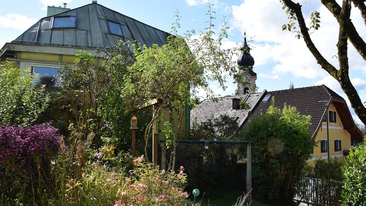 Je nach Blickwinkel bietet das Haus an der Eichstraße verschiedene Ansichten. Das Grün und Gelb des Nachbarhauses wiederholt sich, die Fluchten passen sich der Umgebung an. 