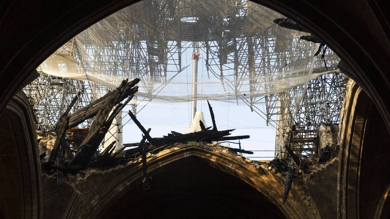 Bild einer Ruine nach dem Brand.   Bild einer Ruine nach dem Brand.