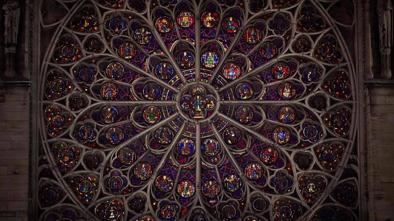 Ein Auge in Richtung Süden: Lichterspiele in der großen Rosette ...  Ein Auge in Richtung Süden: Lichterspiele in der großen Rosette ...