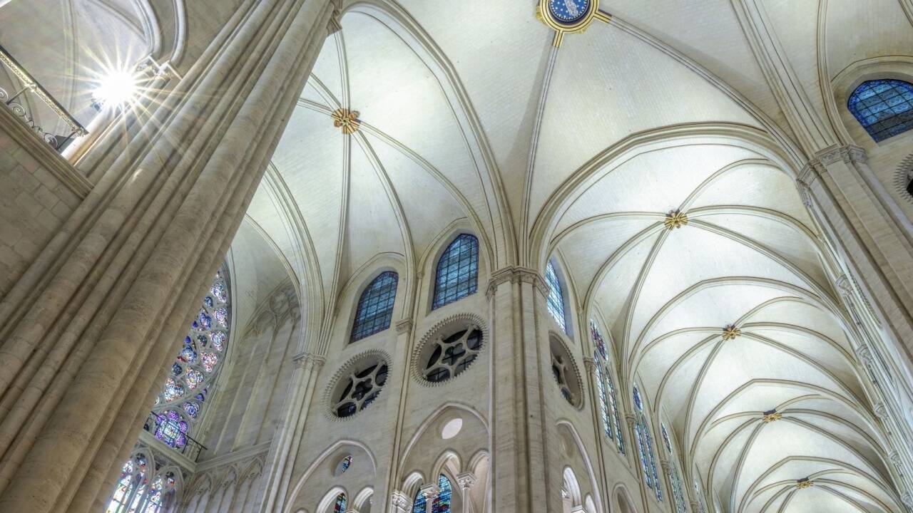 ... und neuer Glanz unter den gotischen Kreuzrippen.  ... und neuer Glanz unter den gotischen Kreuzrippen.