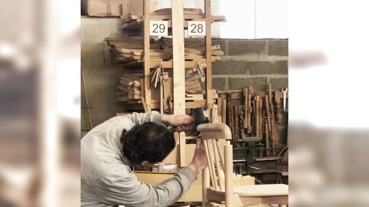 Handarbeit: die Bestuhlung der Kathedrale.  Handarbeit: die Bestuhlung der Kathedrale.