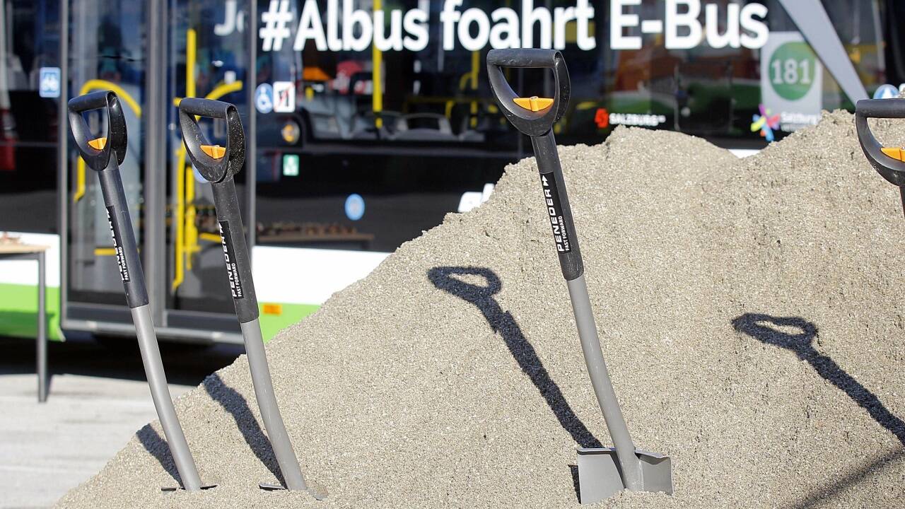 Offizieller Baustart für die Errichtung einer Photovoltaikanlage auf dem Gelände der Firma Albus in Salzburg-Maxglan am 5. Dezember 2024.  