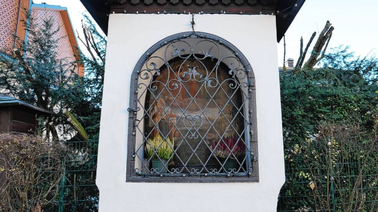 Der Bildstock mit der St. Wolfganger Szenerie nahe der Dorfalm.  