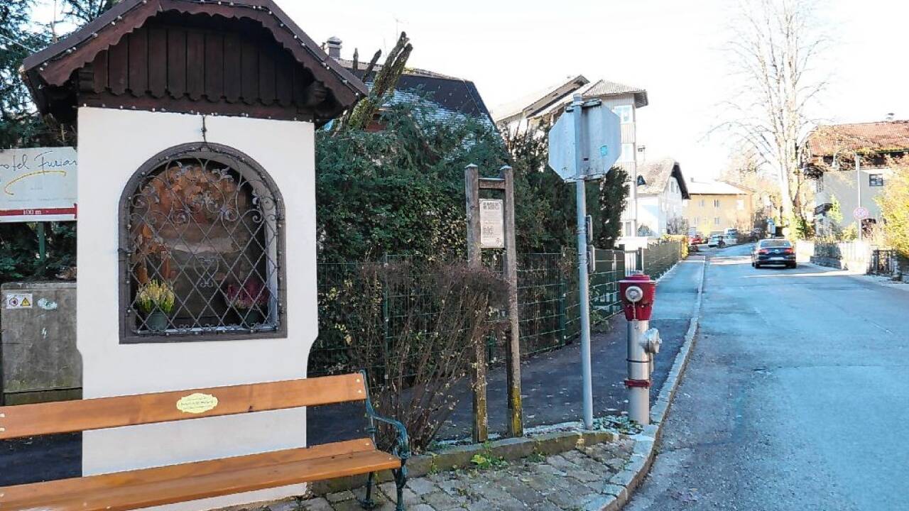 Der Bildstock mit der St. Wolfganger Szenerie nahe der Dorfalm.  