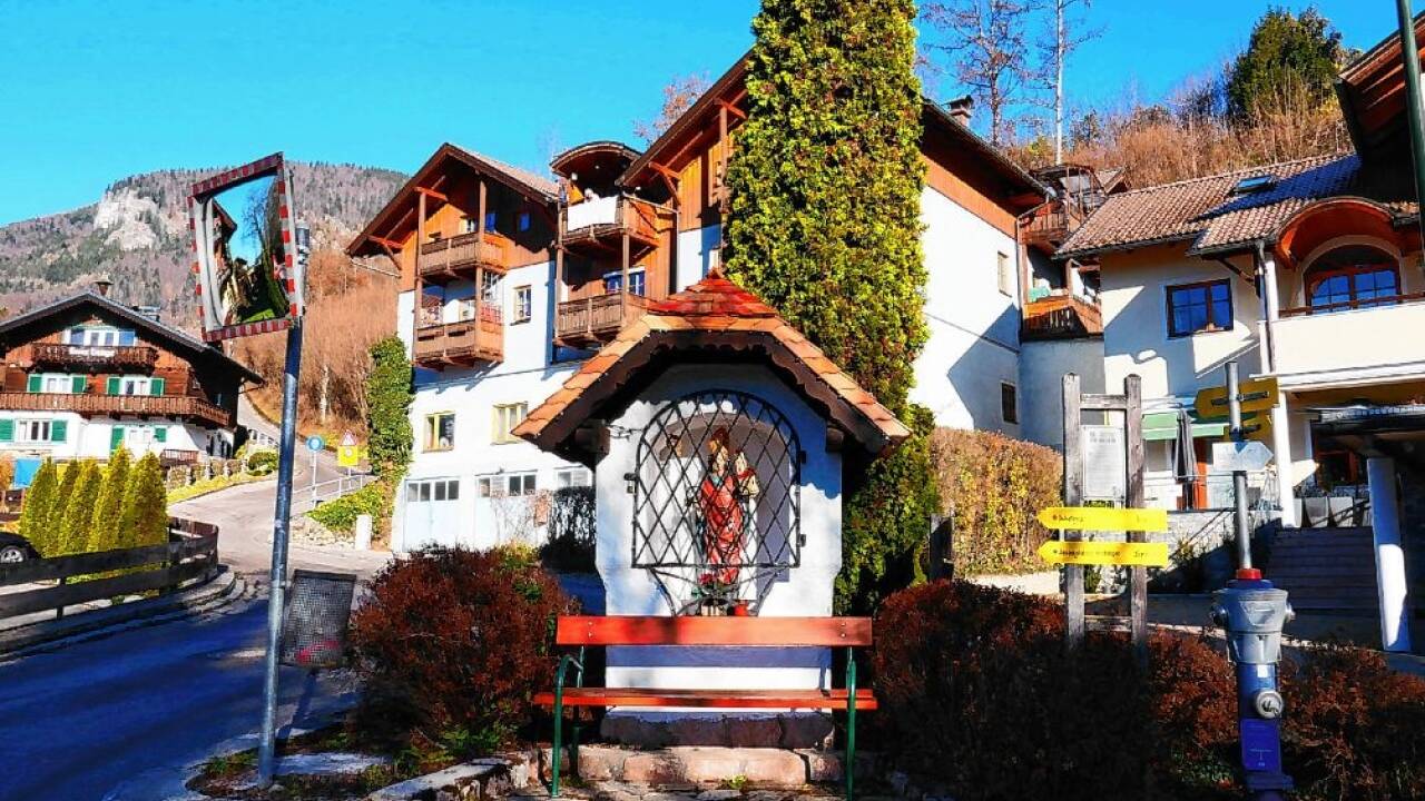 Die Wegkapelle mit der Wolfgang-Figur bei der Kreuzung mit der Schafbergbahn.  