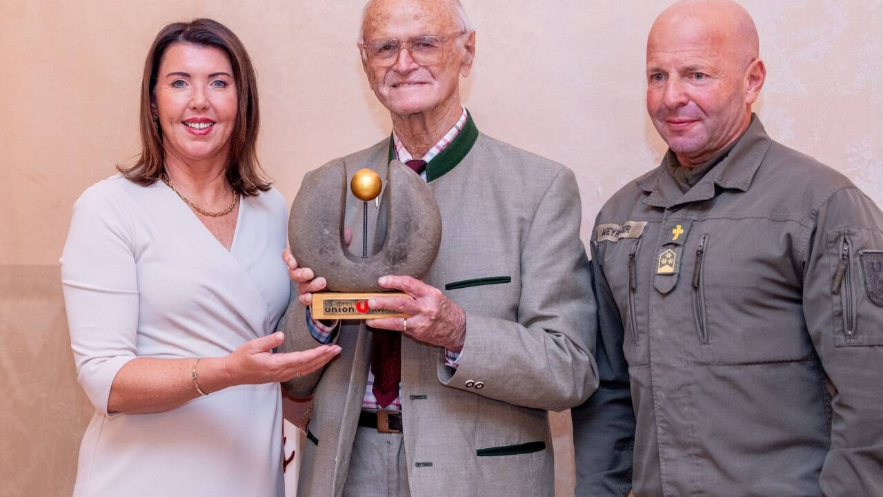 Sportunion-Präsidentin Michaela Bartel und Militärpfarrer Richard Weyringer gratulierten Toni Gassner.  