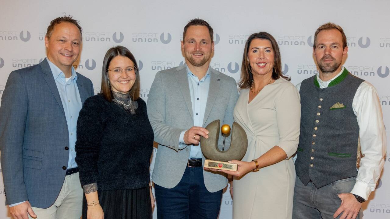 Michaela Bartel mit SU-Abtenau-Obmann Thomas Bogensperger und seinem Team.  