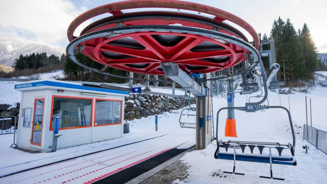 Lackenhof am Ötscher liegt hoch genug für Schnee: Der Skilift ist allerdings noch nicht in Betrieb – die Saison startet erst in einer Woche. 