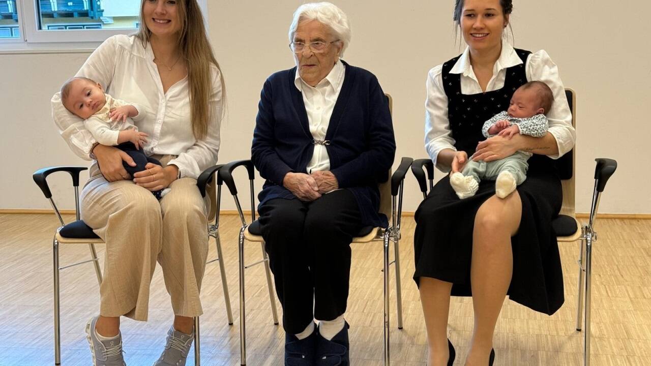 Die Älteste und die Jüngsten: Notburga Schilchegger mit ihren Ururenkerln Luca (links mit seiner Mutter Lisa Quehenberger) und Xaver (rechts mit seiner Mutter Anna Sophie Schilchegger).  