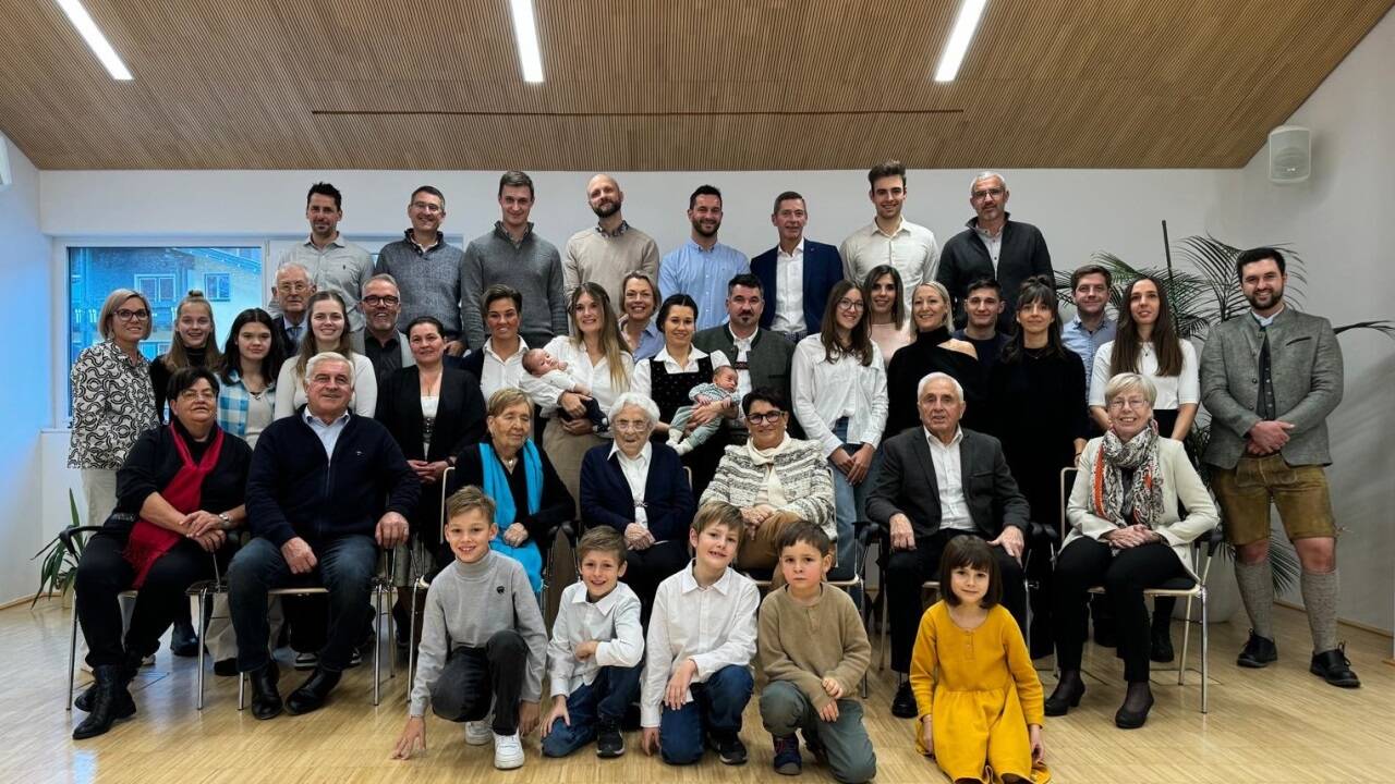 Eine Familie, fünf Generationen: Notburga Schilchegger im Kreis ihrer Lieben.  