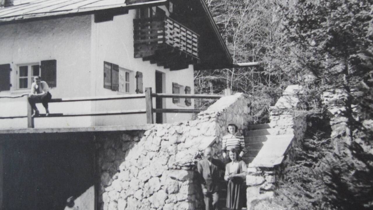 Nach dem Krieg konnte Ilse Richters Familie im Haus bleiben. Die Eltern mit den Kindern vor dem Haus im Jahr 1947, Ilse Richter ist das Kleinkind links unten im Bild.  