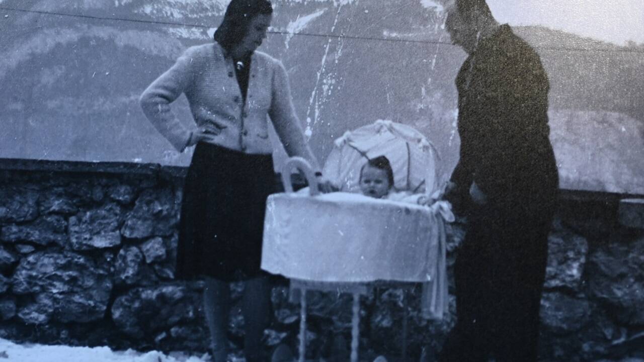 Ilse Richter als Baby mit ihren Eltern im Garten des Hauses in St. Gilgen.  