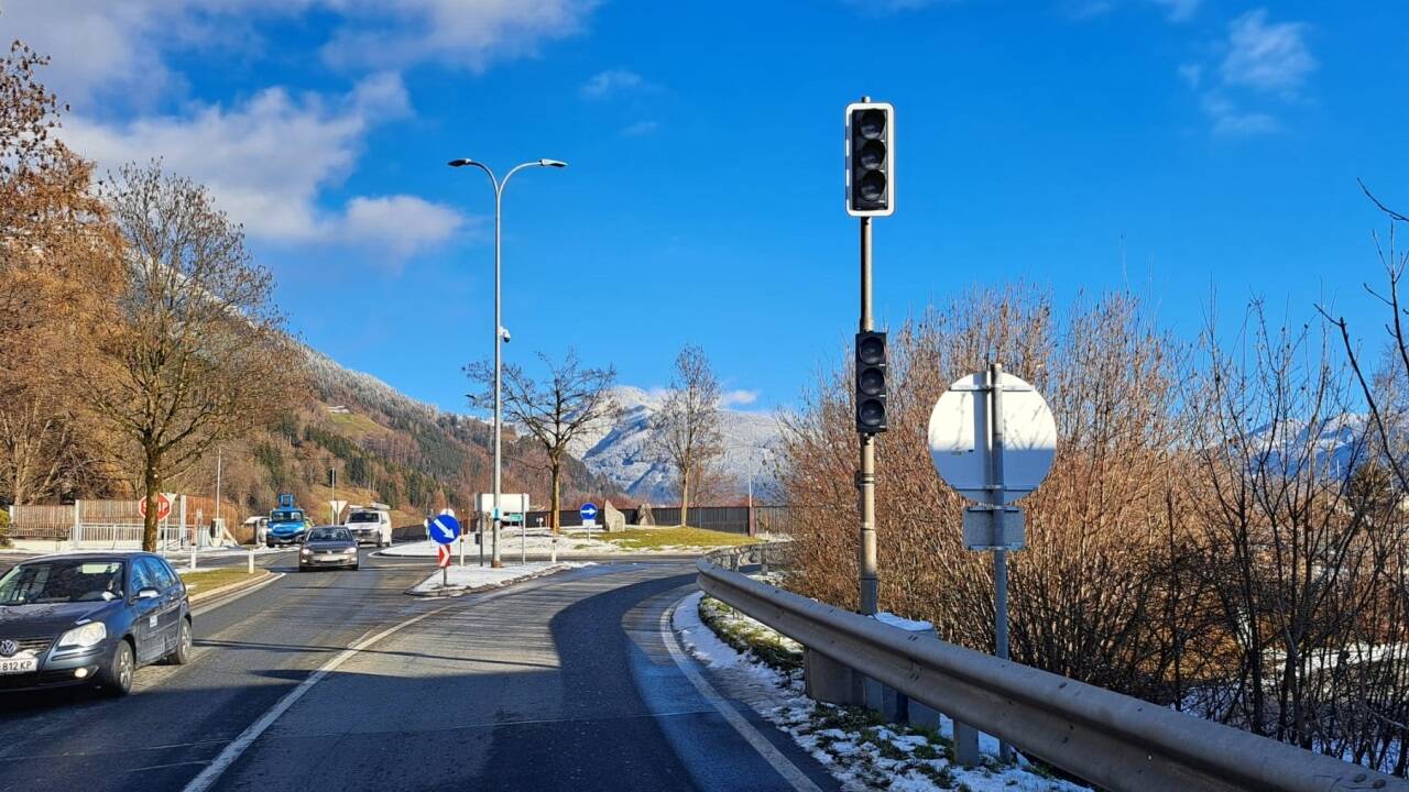 Die Pförtnerampeln beim Kreisverkehr Fürth sind installiert. Am Donnerstag beginnt der Testbetrieb zur Justierung.  Die Pförtnerampeln beim Kreisverkehr Fürth sind installiert. Am Donnerstag beginnt der Testbetrieb zur Justierung.