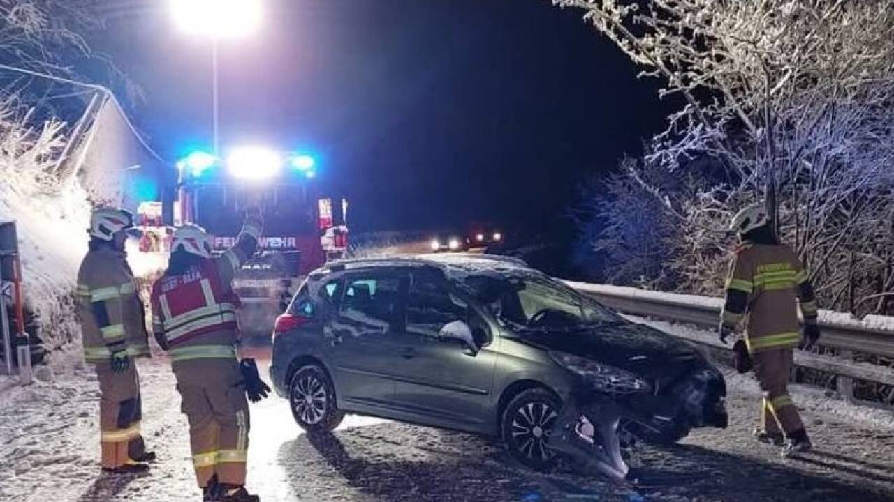 Der Pkw wurde stark beschädigt.  Der Pkw wurde stark beschädigt.