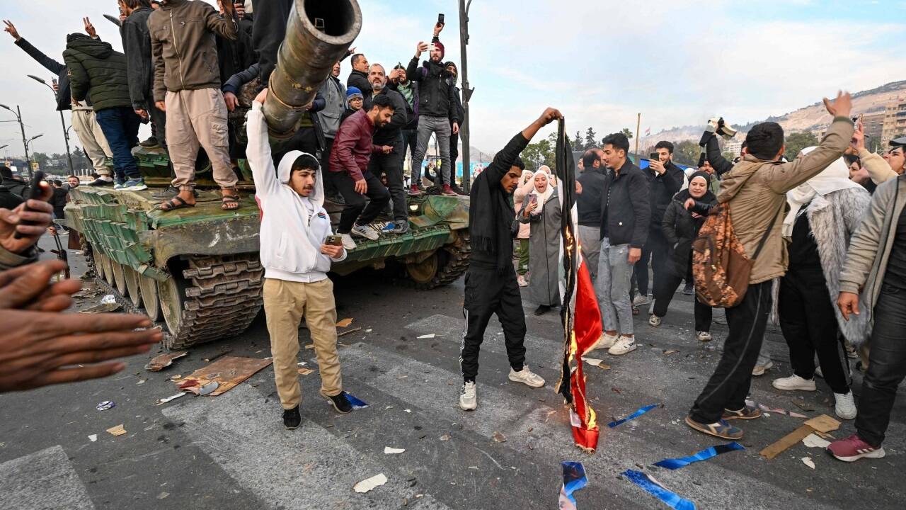 Kämpfer der Rebellen- und Islamistenmilizen feiern auf den Straßen Syriens. 