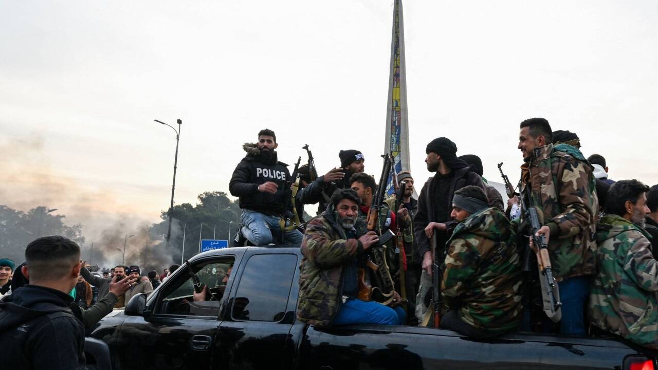 Kämpfer der Rebellen- und Islamistenmilizen feiern auf den Straßen Syriens. 