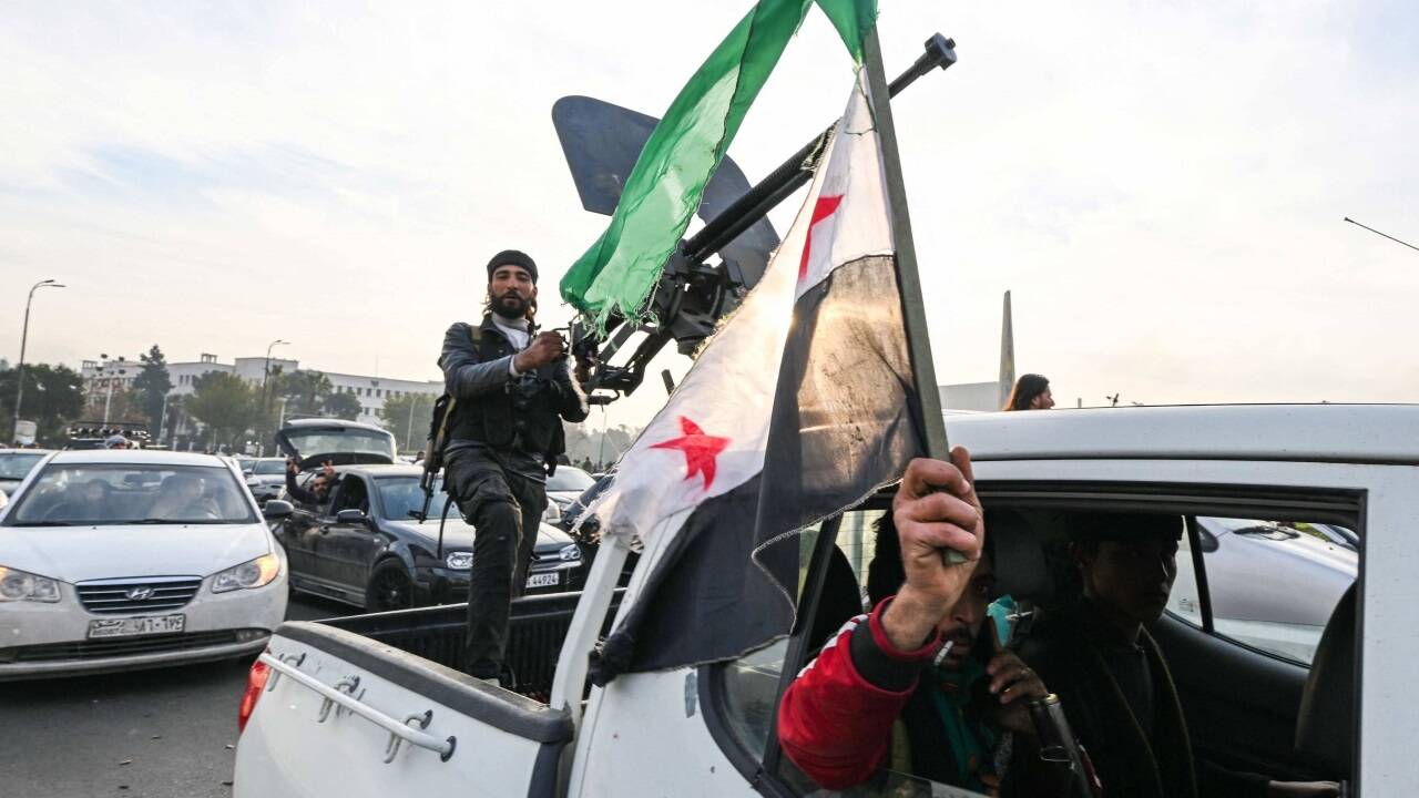 Kämpfer der Rebellen- und Islamistenmilizen feiern auf den Straßen Syriens. 