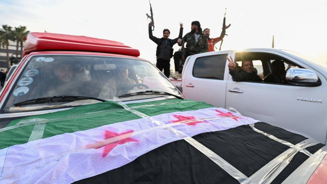 Kämpfer der Rebellen- und Islamistenmilizen feiern auf den Straßen Syriens. 
