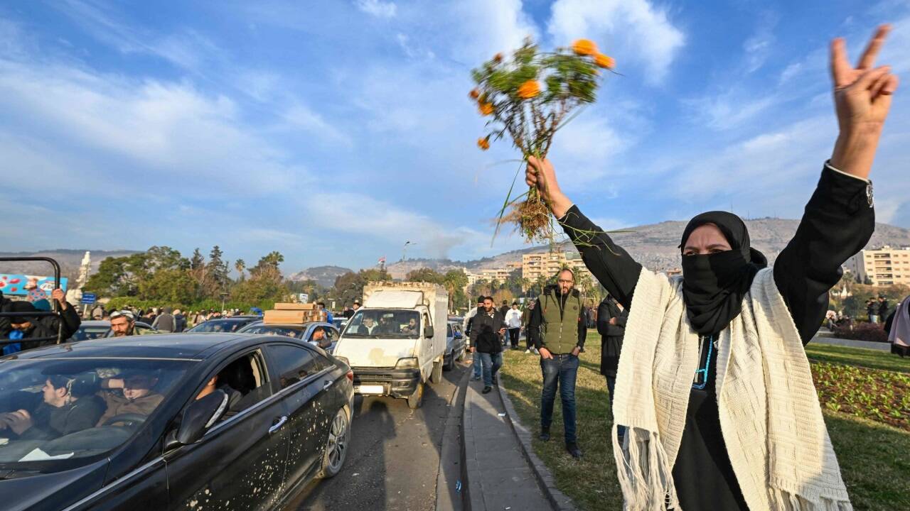 Kämpfer der Rebellen- und Islamistenmilizen feiern auf den Straßen Syriens. 