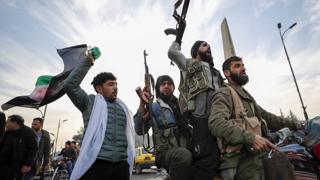 Kämpfer der Rebellen- und Islamistenmilizen feiern auf den Straßen Syriens. 