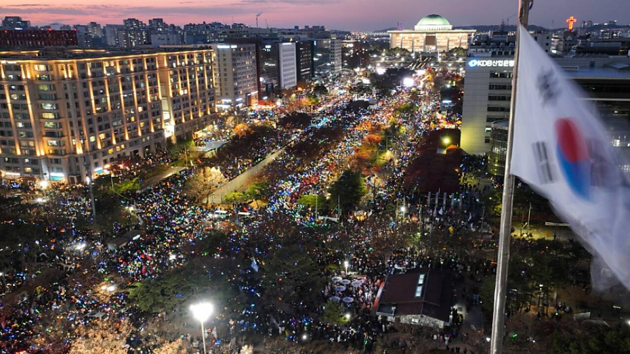 Demonstranten vor dem Parlament in Seoul Demonstranten vor dem Parlament in Seoul