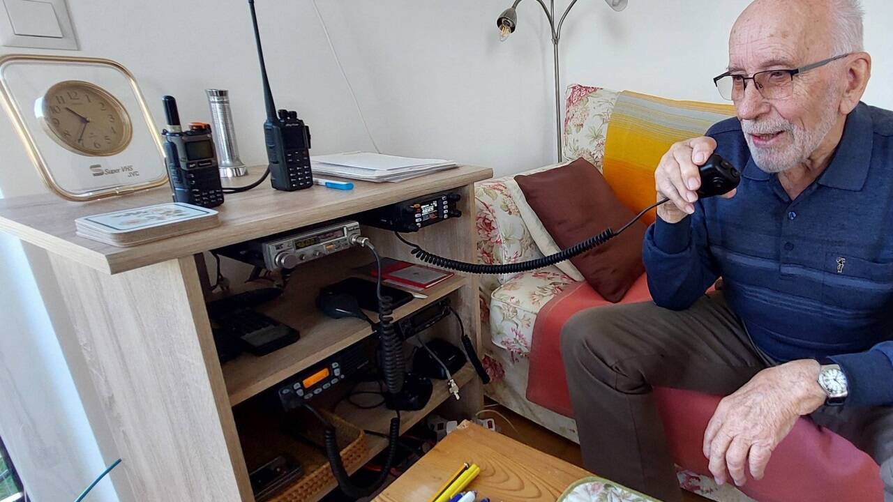 Manfred Belak 2024 bei seiner Lieblingsbeschäftigung: Kommunizieren via Ultrakurzwelle...  