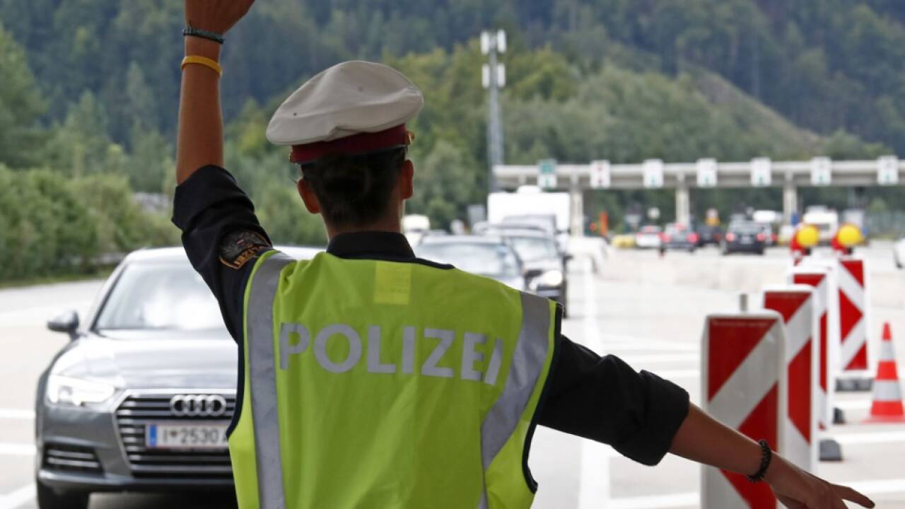 In der Nacht von Freitag auf Samstag ging der deutschen Grenzpolizei ein polnischer Pkw-Lenker mit eigenwilligen Personalien ins Netz. Er führte einen gefälschten rumänischen Führerschein mit sich (Symbolbild).   In der Nacht von Freitag auf Samstag ging der deutschen Grenzpolizei ein polnischer Pkw-Lenker mit eigenwilligen Personalien ins Netz. Er führte einen gefälschten rumänischen Führerschein mit sich (Symbolbild).