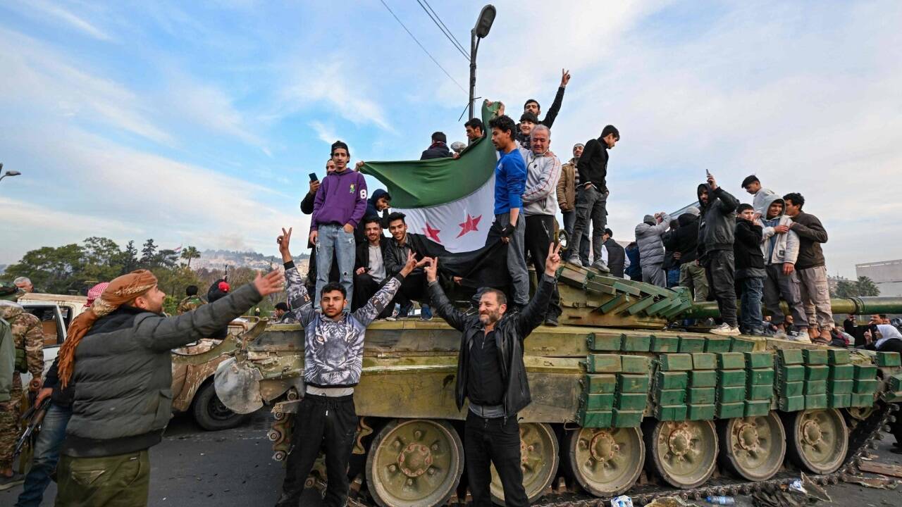 Rebellen und Islamistenmilizen feiern das Ende des Assad-Regimes. Rebellen und Islamistenmilizen feiern das Ende des Assad-Regimes.
