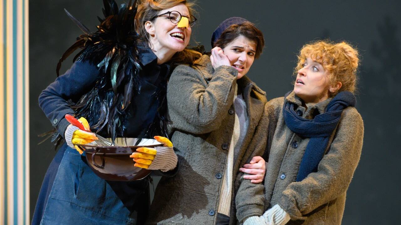 Martina Mikelic als Knusperhexe, Katie Coventry als Hänsel, Laura Incko als Gretel 