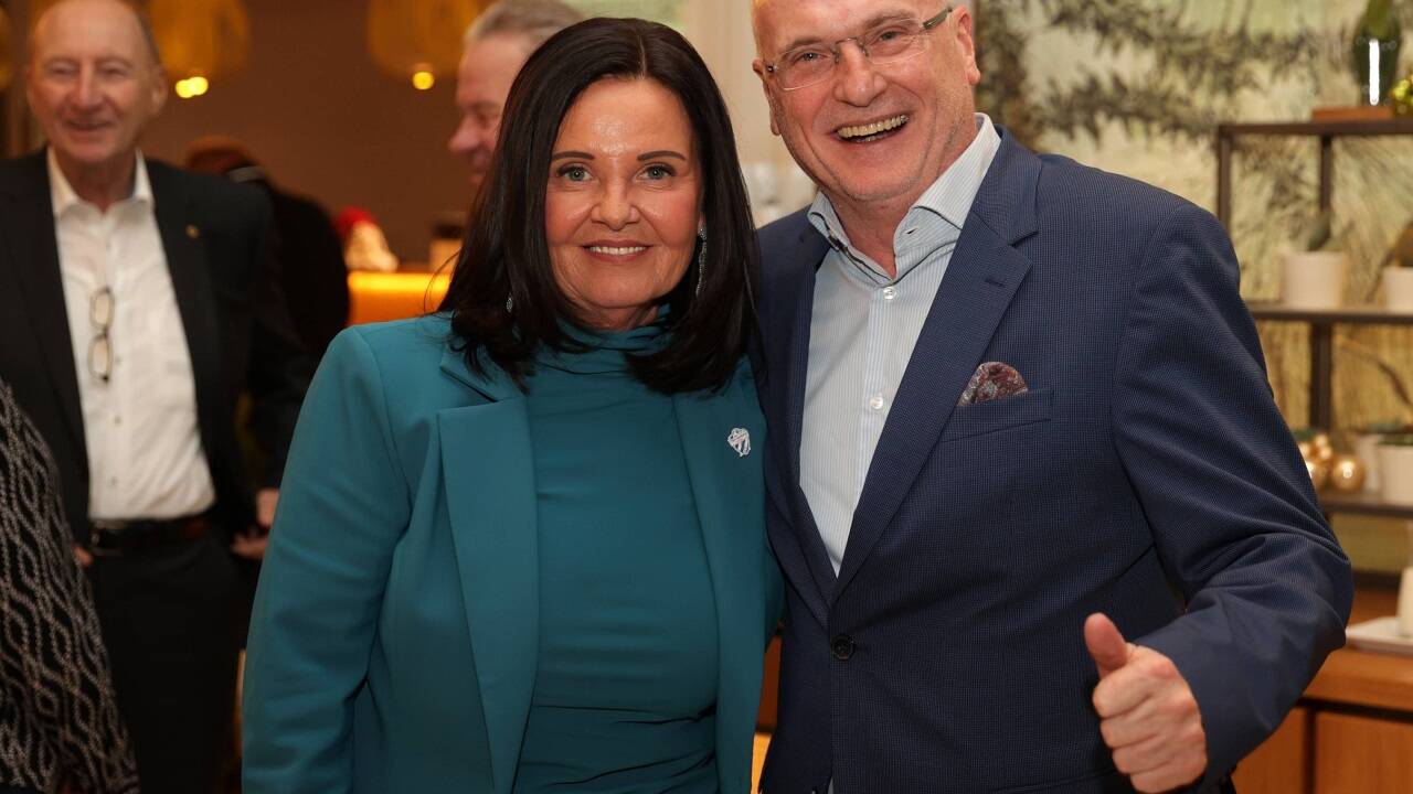 ÖFB-Interimspräsident Wolfgang Bartosch (r.) kann sich Brigitte Annerl gut als seine Nachfolgerin vorstellen.   ÖFB-Interimspräsident Wolfgang Bartosch (r.) kann sich Brigitte Annerl gut als seine Nachfolgerin vorstellen.