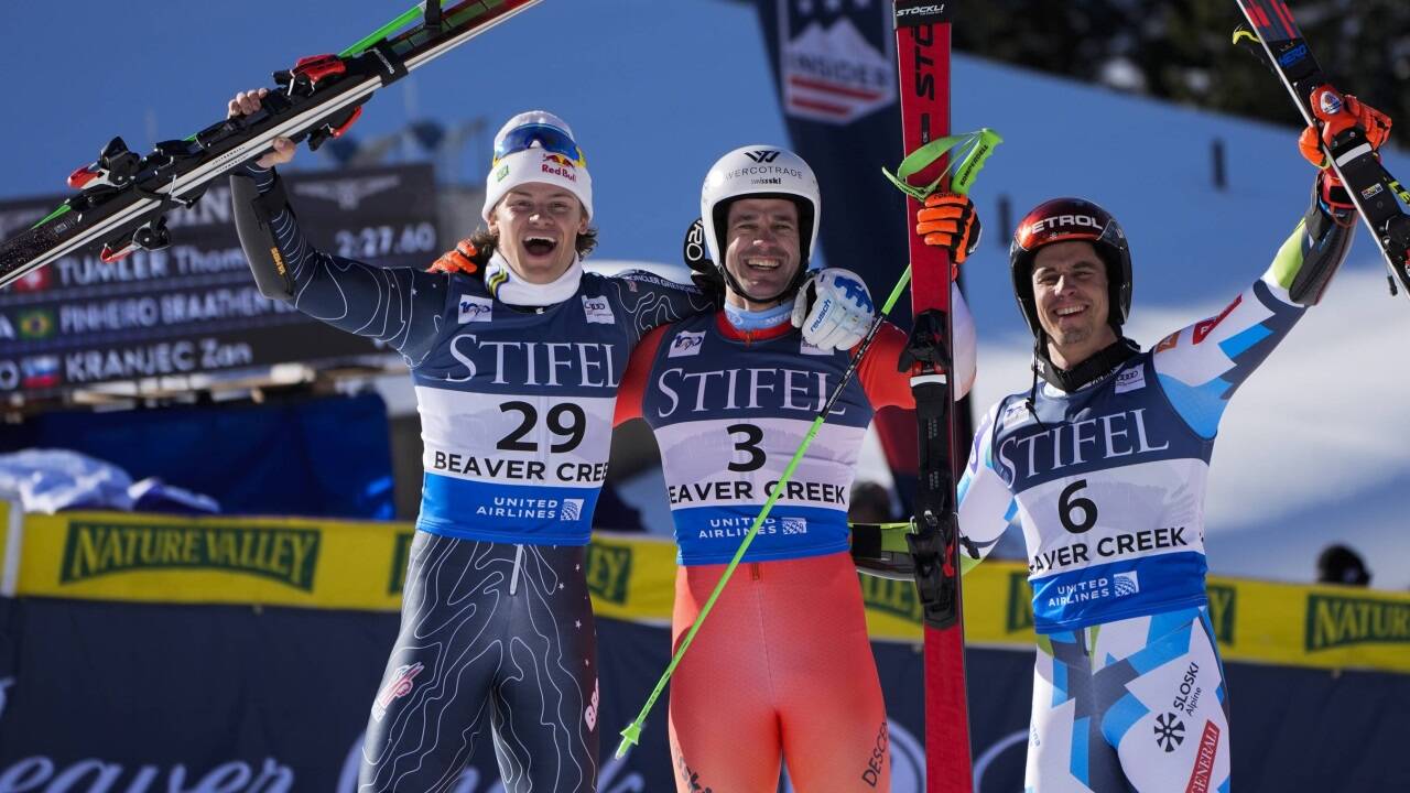 Thomas Tumler siegt vor Lucas Braathen und Zan Kranjec. 
