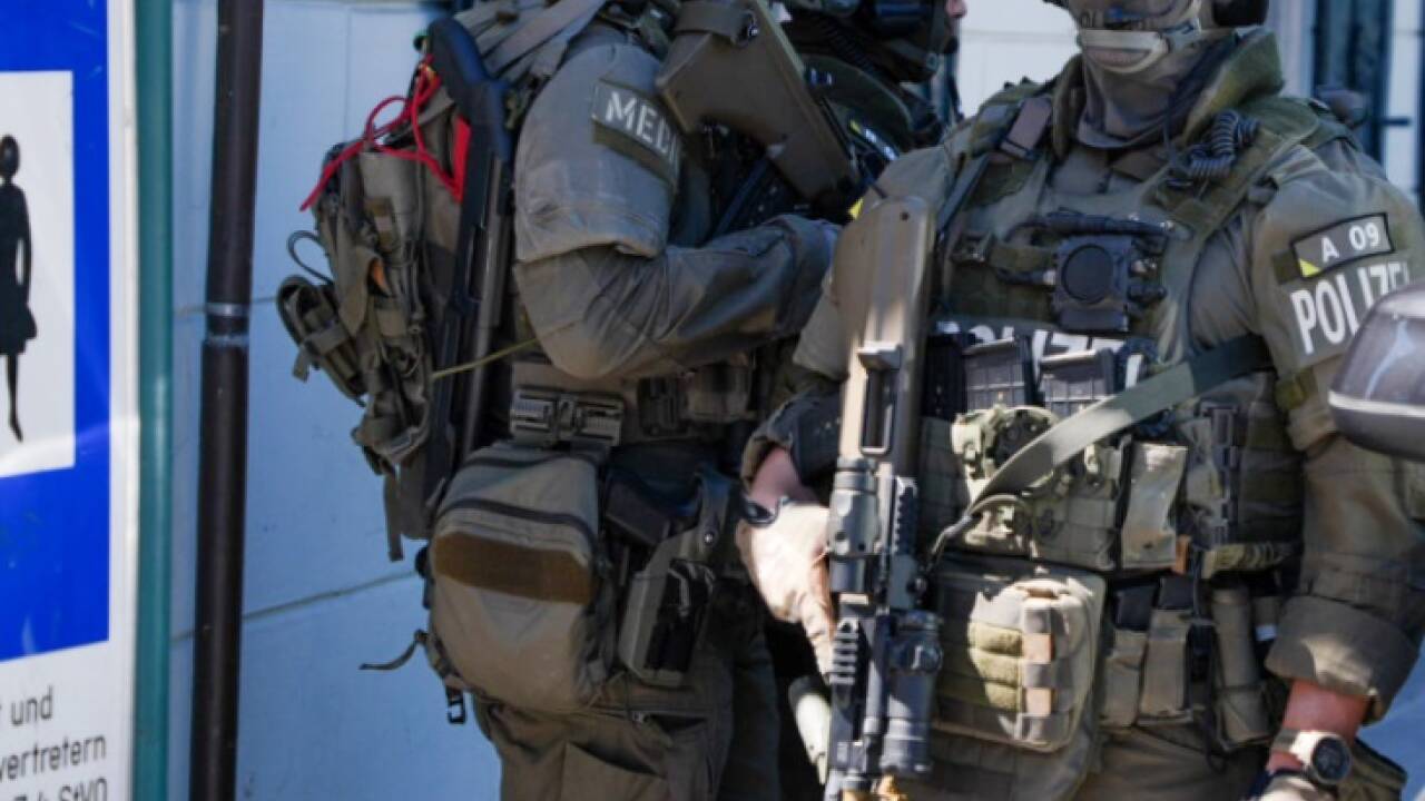 Die Polizei musste erneut Schulen durchsuchen, nachdem es mehrere Bombendrohungen gab. 
