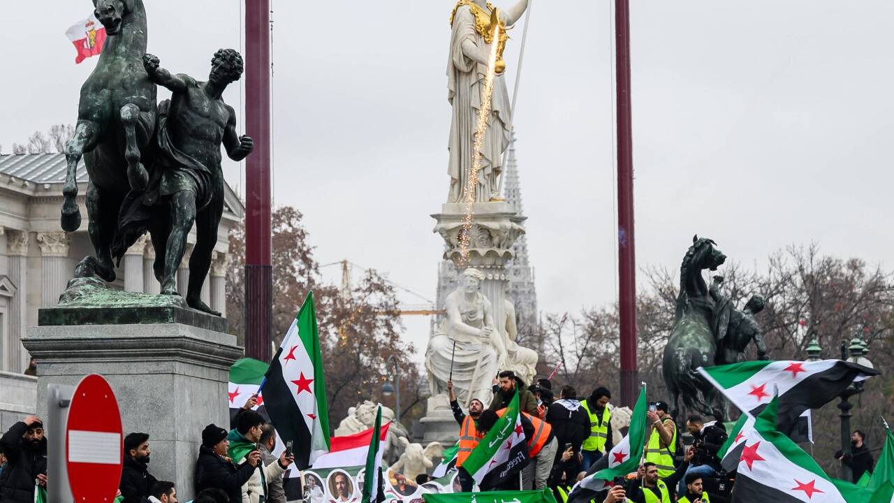 Die Syrerinnen und Syrer in Österreich gaben am Sonntag bei einer Demo vor dem Parlament in Wien ihrer Freude über Assads Sturz Ausdruck.  