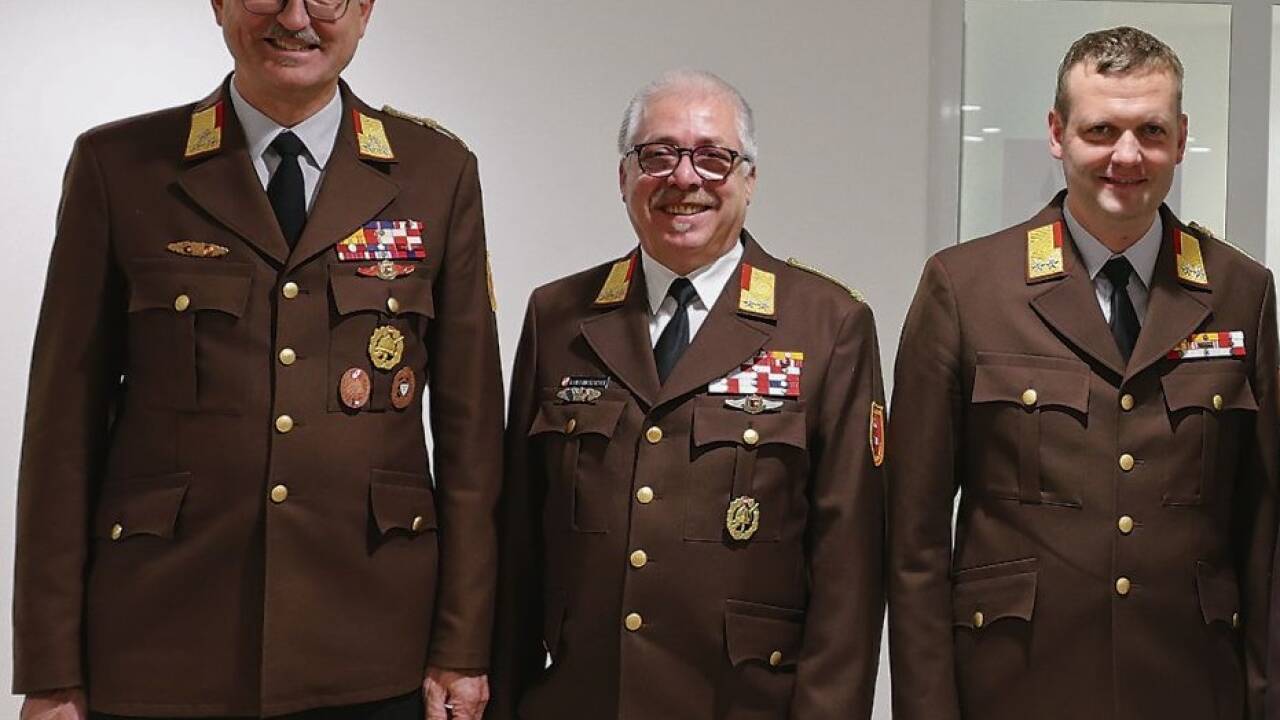 Der scheidende Bezirksfeuerwehrkommandant Markus Kronreif (links), Rupert Unterwurzacher (Mitte) und der neue Bezirksfeuerwehrkommandant Christoph Pongratz. 