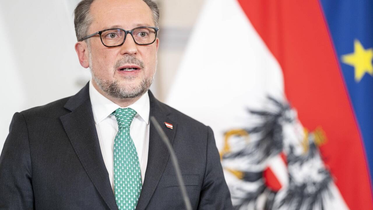 Österreichs Außenminister Schallenberg forderte bereits vor dem Umsturz einen Kurswechsel in der Syrien-Politik der EU. Die Lage im Bürgerkriegsland wird er in einer Woche beim Treffen mit seinen Amtskollegen in Brüssel erörtern.  Österreichs Außenminister Schallenberg forderte bereits vor dem Umsturz einen Kurswechsel in der Syrien-Politik der EU. Die Lage im Bürgerkriegsland wird er in einer Woche beim Treffen mit seinen Amtskollegen in Brüssel erörtern.