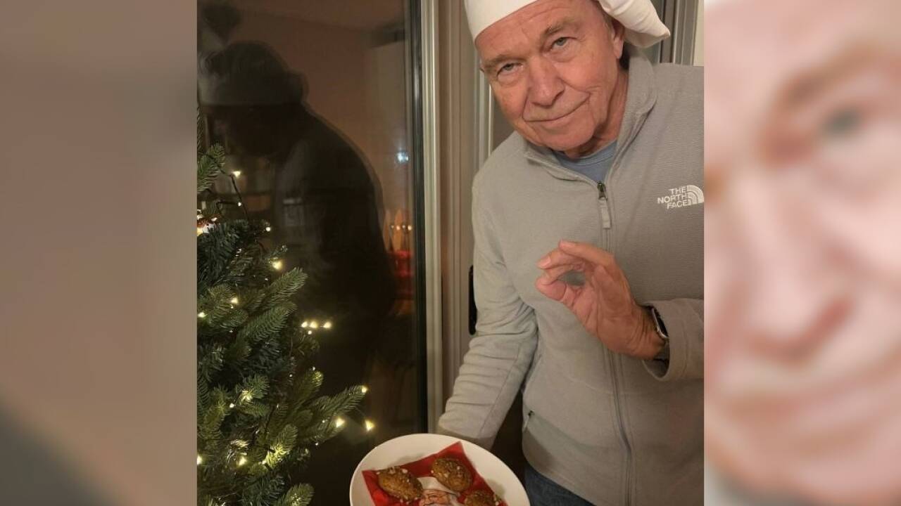 SN-Korrespondent Gerd Höhler mit dem Ergebnis seiner Backkunst.   SN-Korrespondent Gerd Höhler mit dem Ergebnis seiner Backkunst.