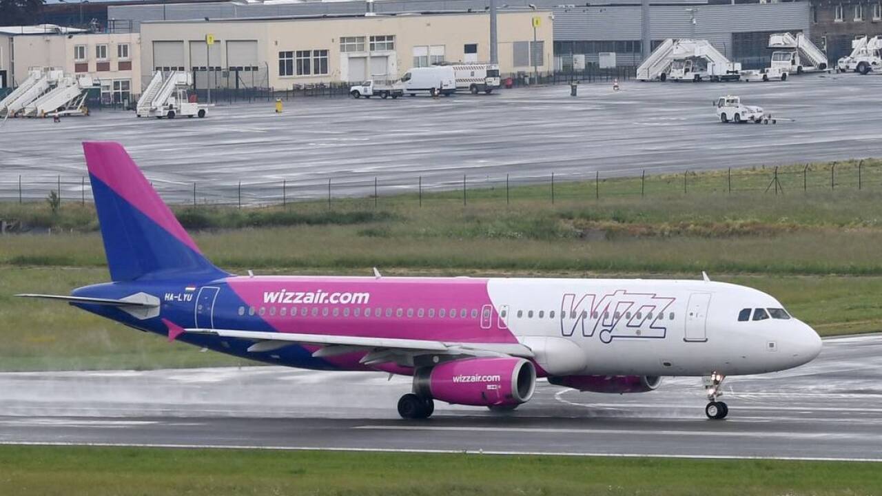 Ein Airbus der ungarischen Fluglinie Wizz Air (Symbolfoto) musste nach dem Start in Salzburg in Luton in Birmingham landen. 