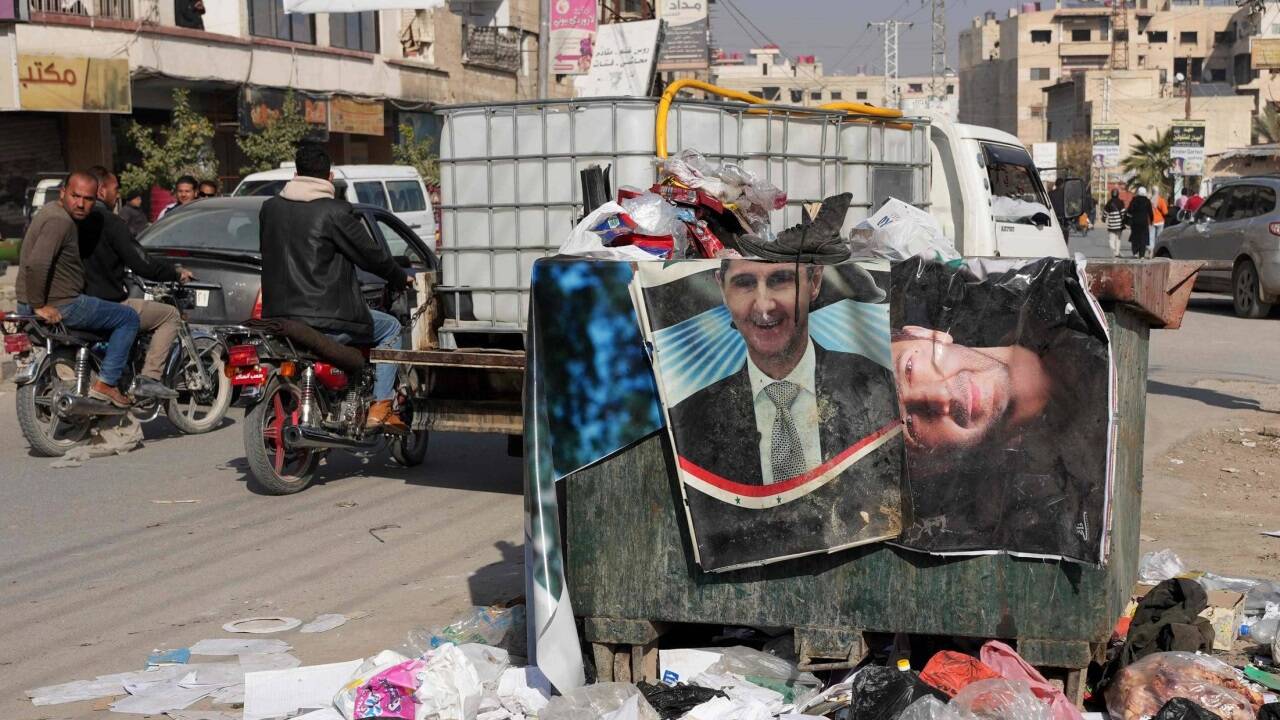 Bilder des gestürzten Machthabers Baschar al-Assad landen in Damaskus im Müll.   Bilder des gestürzten Machthabers Baschar al-Assad landen in Damaskus im Müll.