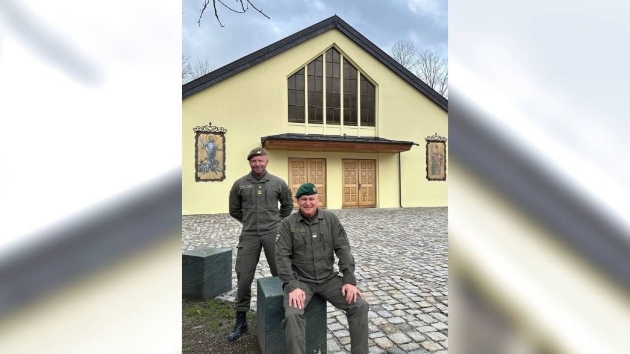 Militärpfarrer Richard Weyringer (l.) und Pfarradjunkt Markus Thaller freuen sich über den neu gestalteten Platz vor der Kirche.  