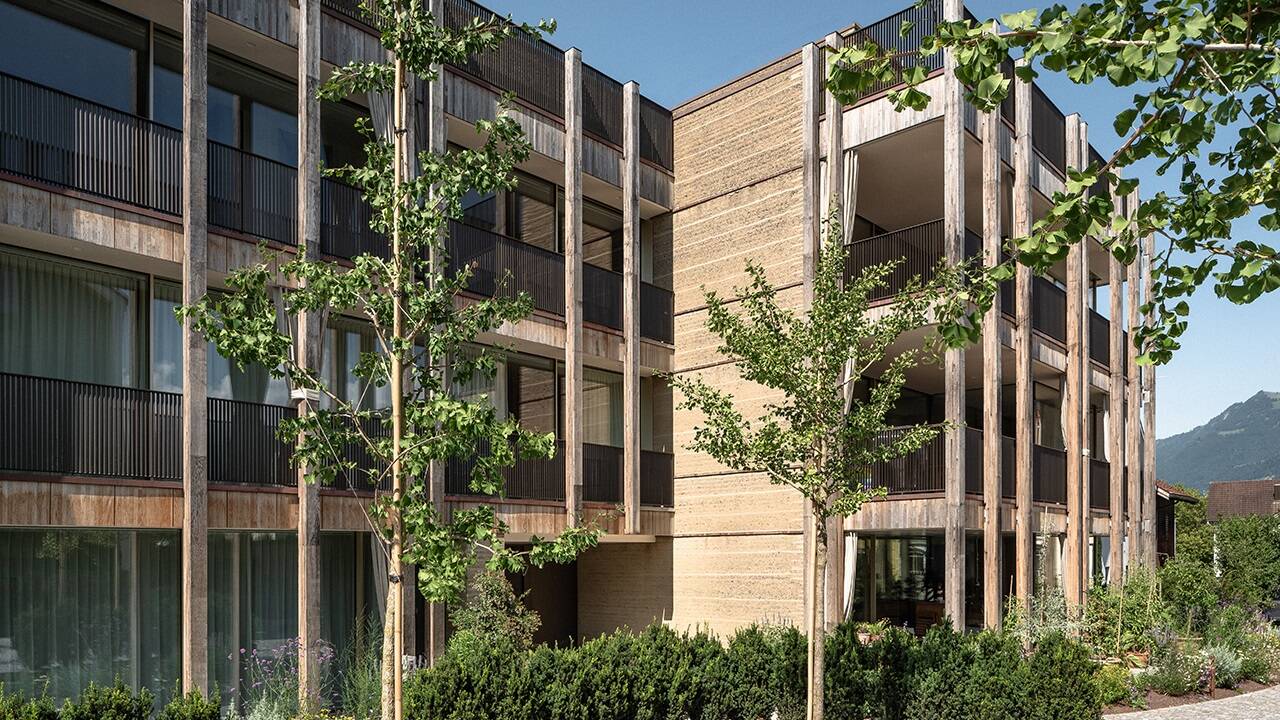 Im Schweizer Buchs steht das „Haus der Freunde“ der Caritas. Die zwei Mehrfamilienhäuser in Holz und Lehm entsprachen der philanthropischen Haltung der Auftraggeber.  