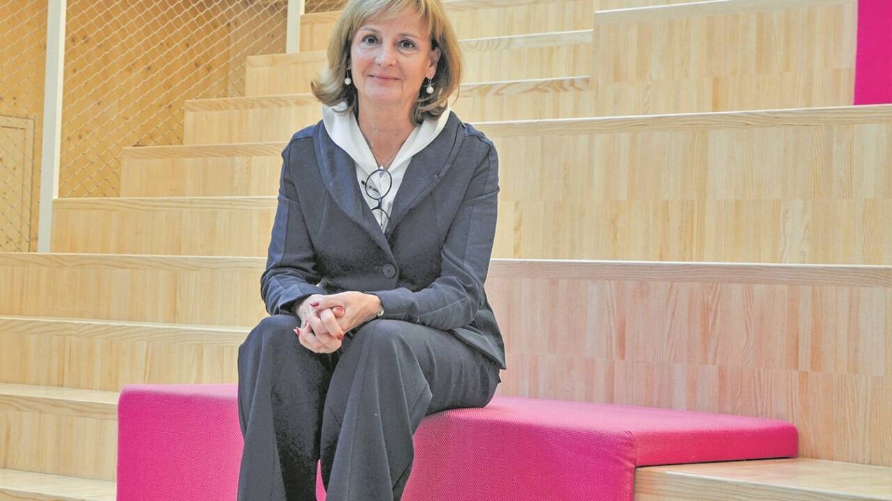 Direktorin Andrea Stolz sitzt in der neuen Aula des BORG Radstadt.  