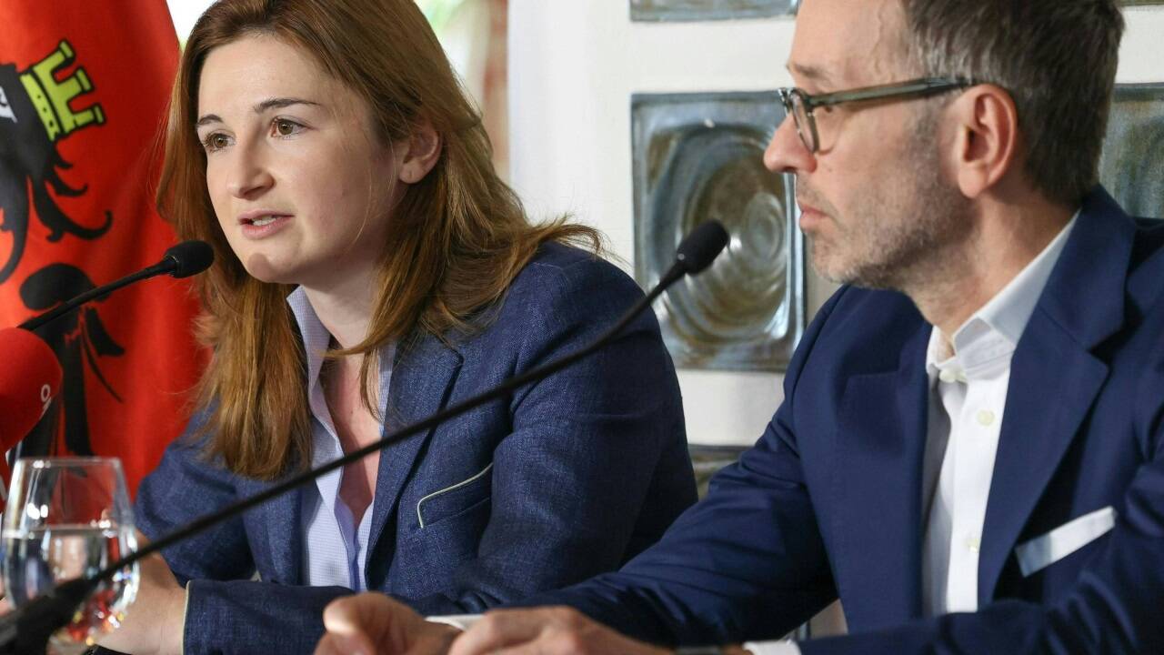 Blaue Landespolitiker wie Marlene Svazek in Salzburg folgten dem Ruf ihres Parteichefs Herbert Kickl nicht, der will, dass es auch für Landes- und Kommunalpolitiker eine Nulllohnrunde gibt. Blaue Landespolitiker wie Marlene Svazek in Salzburg folgten dem Ruf ihres Parteichefs Herbert Kickl nicht, der will, dass es auch für Landes- und Kommunalpolitiker eine Nulllohnrunde gibt.