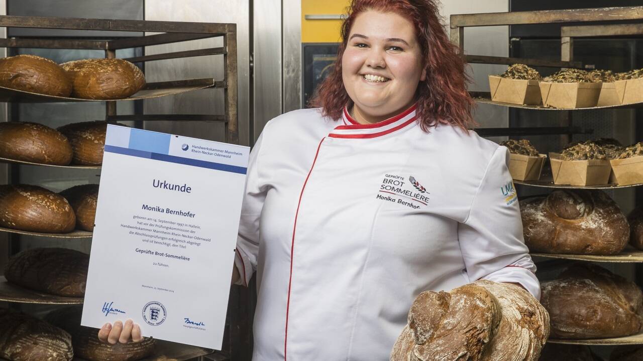 Die frisch gebackene Brot-Sommelière Monika Bernhofer leitet in Salzburg die Interspar-Bäckerei mit zehn Mitarbeiterinnen und Mitarbeitern.  Die frisch gebackene Brot-Sommelière Monika Bernhofer leitet in Salzburg die Interspar-Bäckerei mit zehn Mitarbeiterinnen und Mitarbeitern.